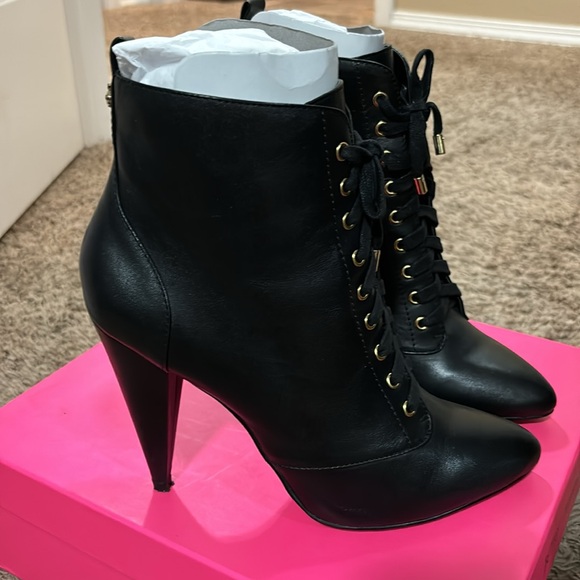 Sleek looking booties ! - Picture 2 of 6